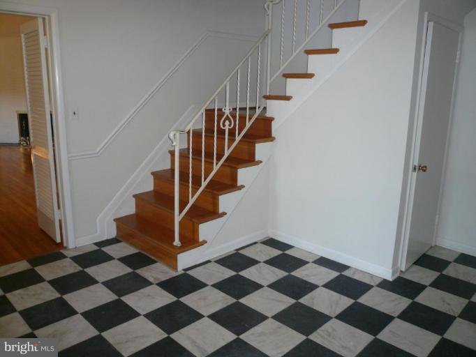 1004 Kirkcolm Road Towson, MD 21286 - Photo 2 of 21 Entrance / Foyer