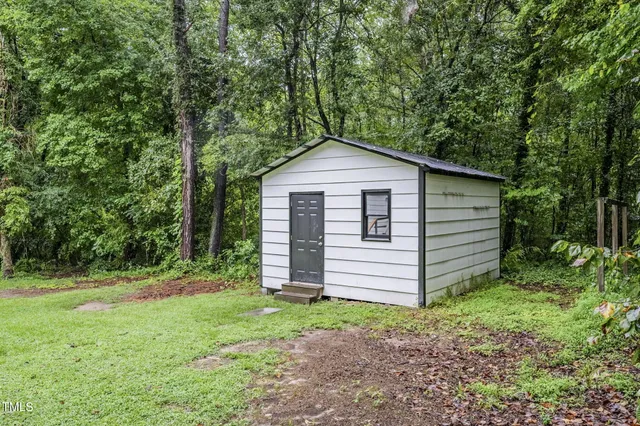 a view of a house with a backyard