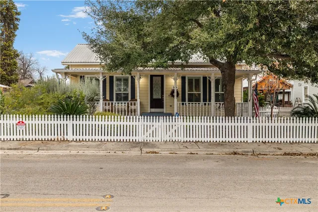 $659,000 | 260 North Santa Clara Avenue, New Braunfels, TX 78130