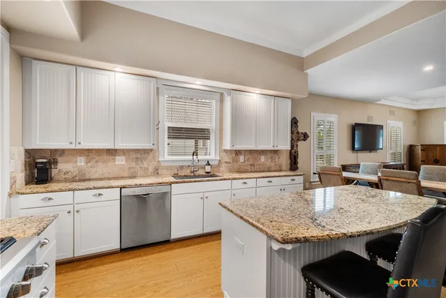 $659,000 | 260 North Santa Clara Avenue, New Braunfels, TX 78130