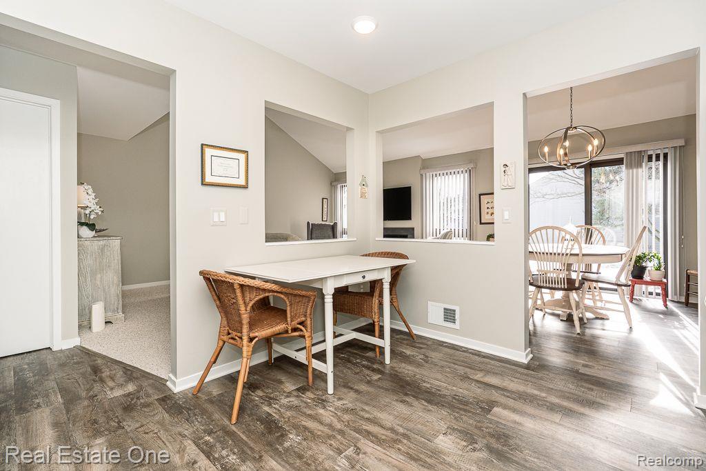 641 Ashley Circle East Rochester, MI 48307 - Photo 4 of 22 Eat-in Kitchen space