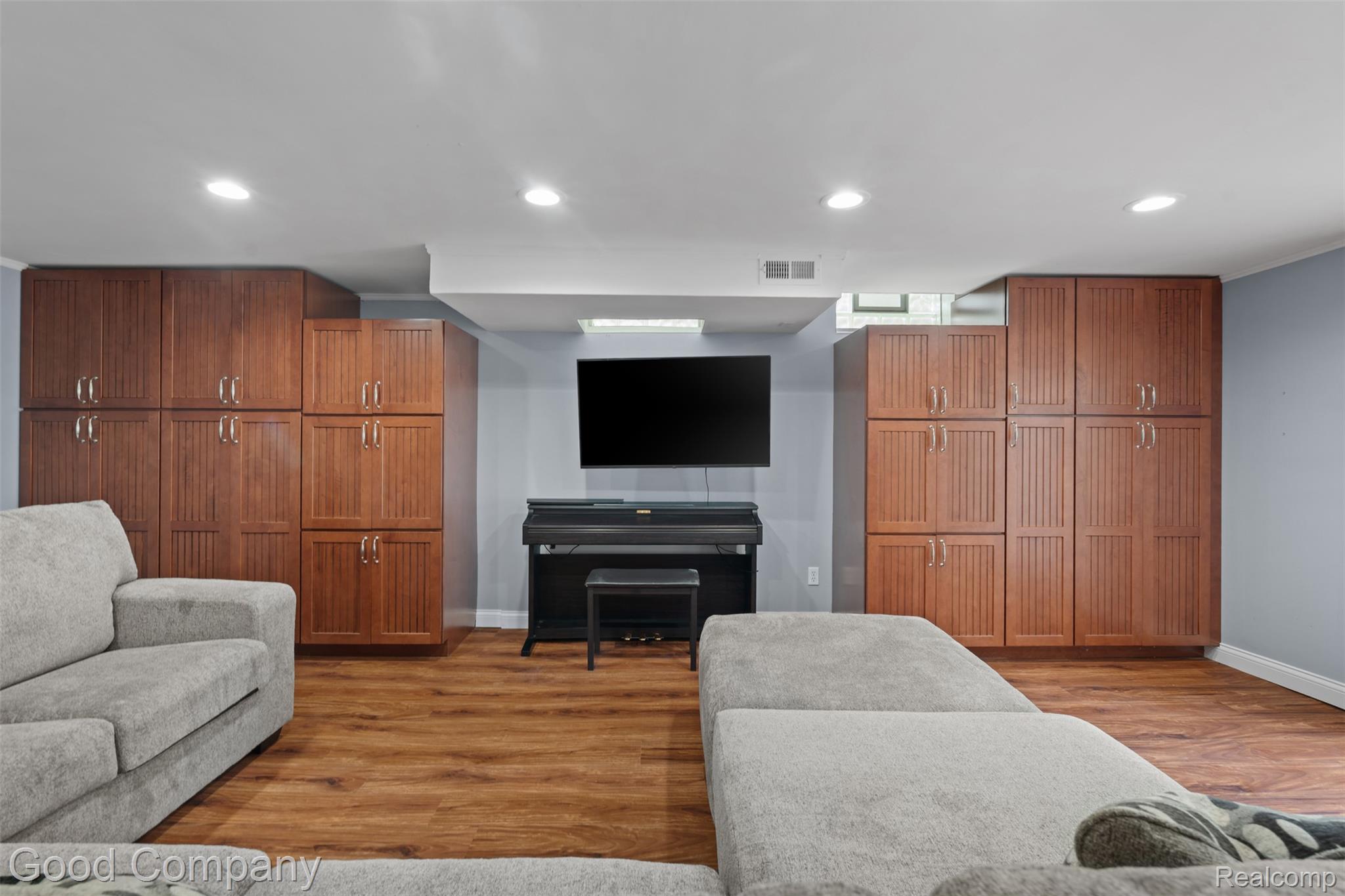 385 Trombley Road Troy, MI 48083 - Photo 25 of 51 385 Trombley Dr Troy Family room Basement