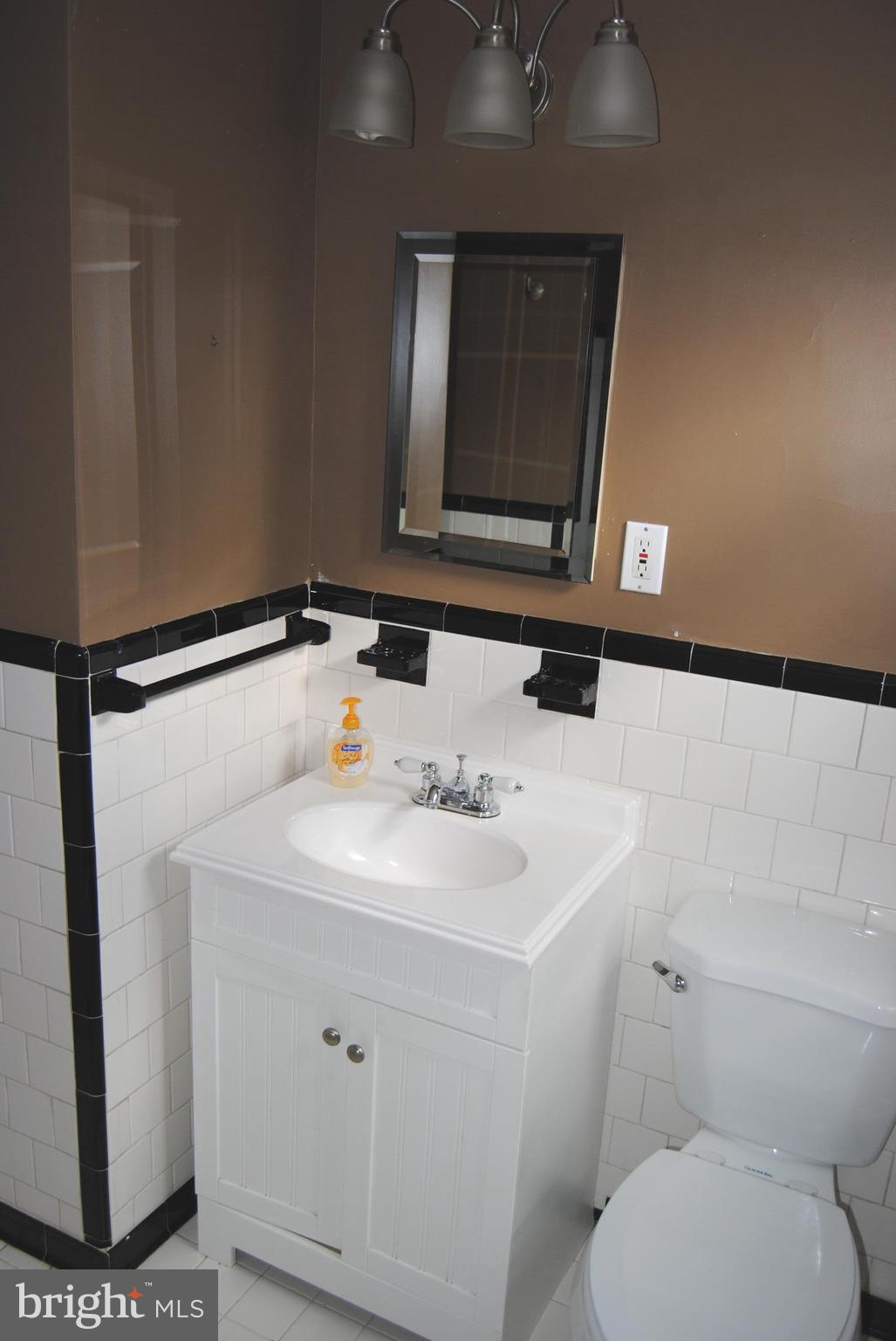 319 Waveland Road Baltimore, MD 21228 - Photo 13 of 21 2nd floor Bath