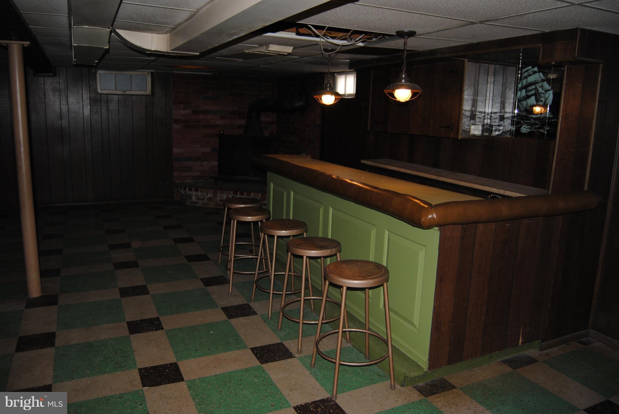319 Waveland Road Baltimore, MD 21228 - Photo 17 of 21 Built in bar