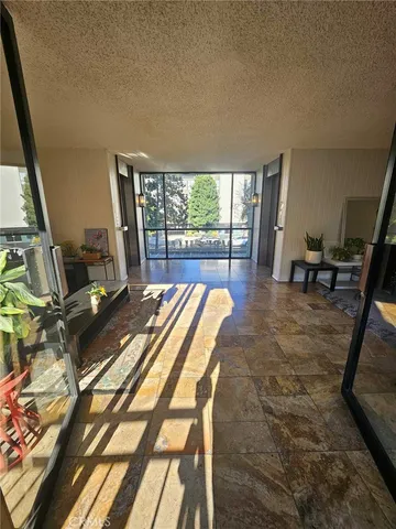 $1,800 | 525 South Ardmore Avenue, Unit 211, Los Angeles, CA 90020