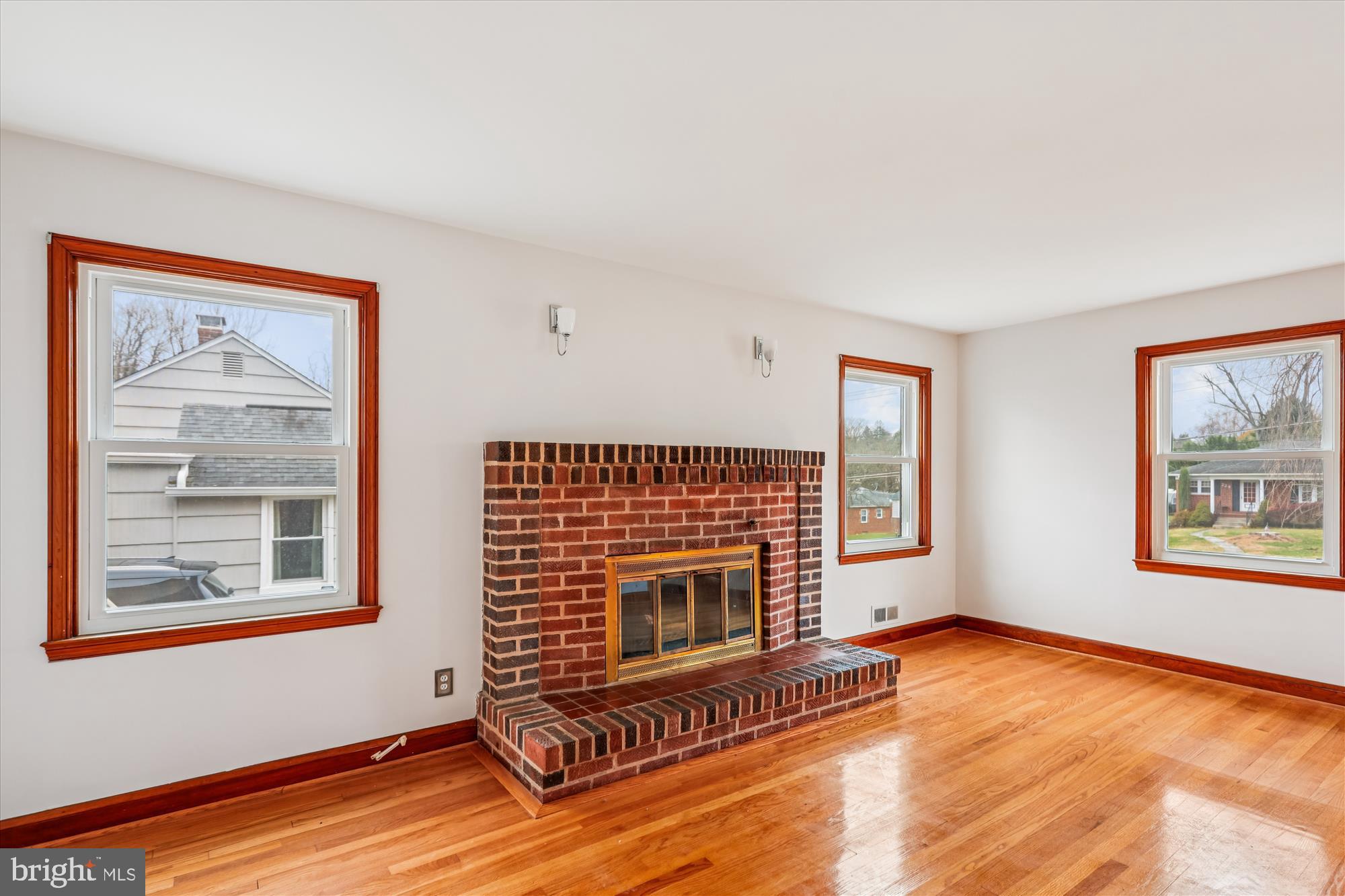 229 Gralan Road Baltimore, MD 21228 - Photo 12 of 89 Living room
