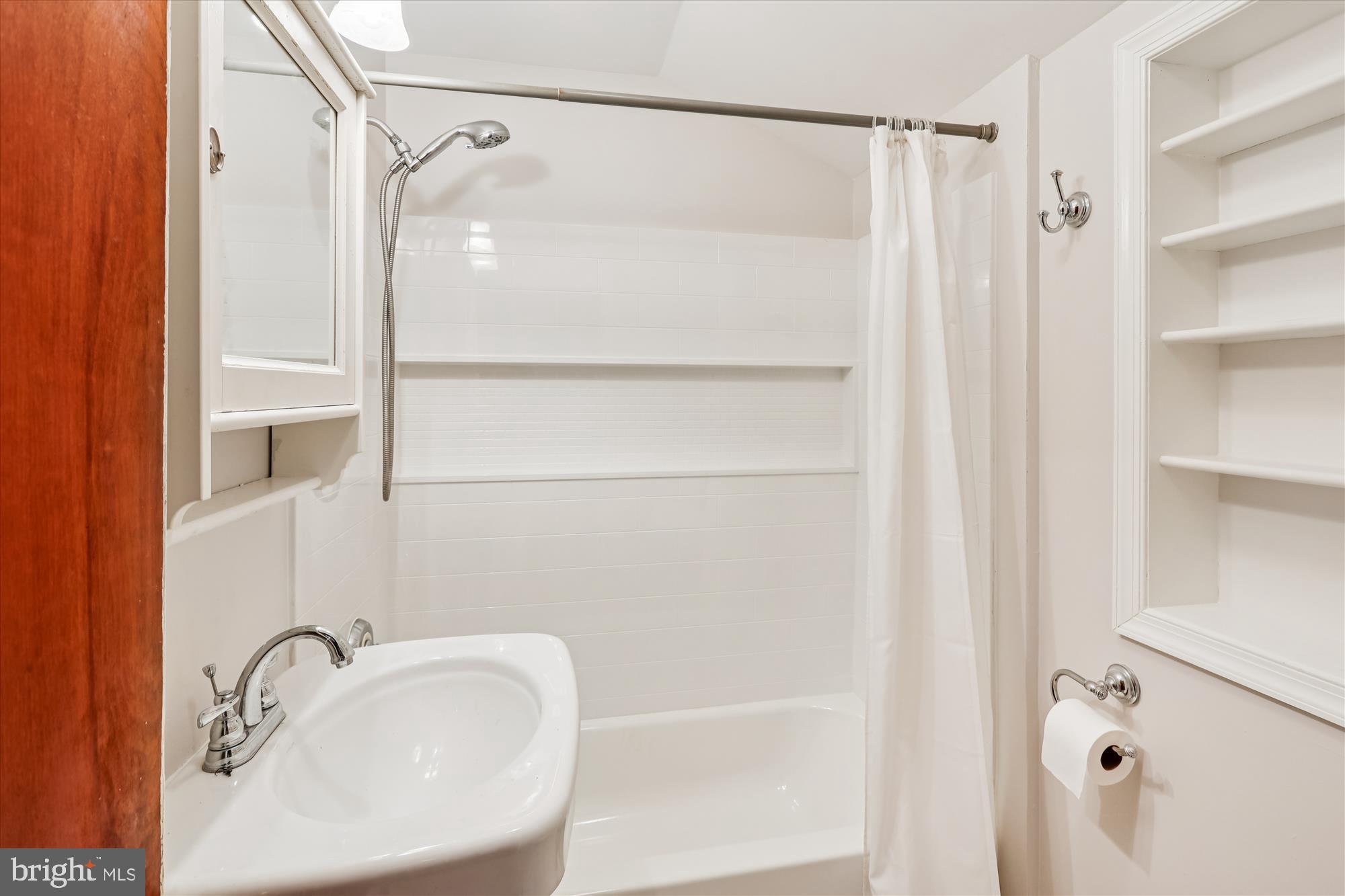 229 Gralan Road Baltimore, MD 21228 - Photo 34 of 89 Upper level full bath