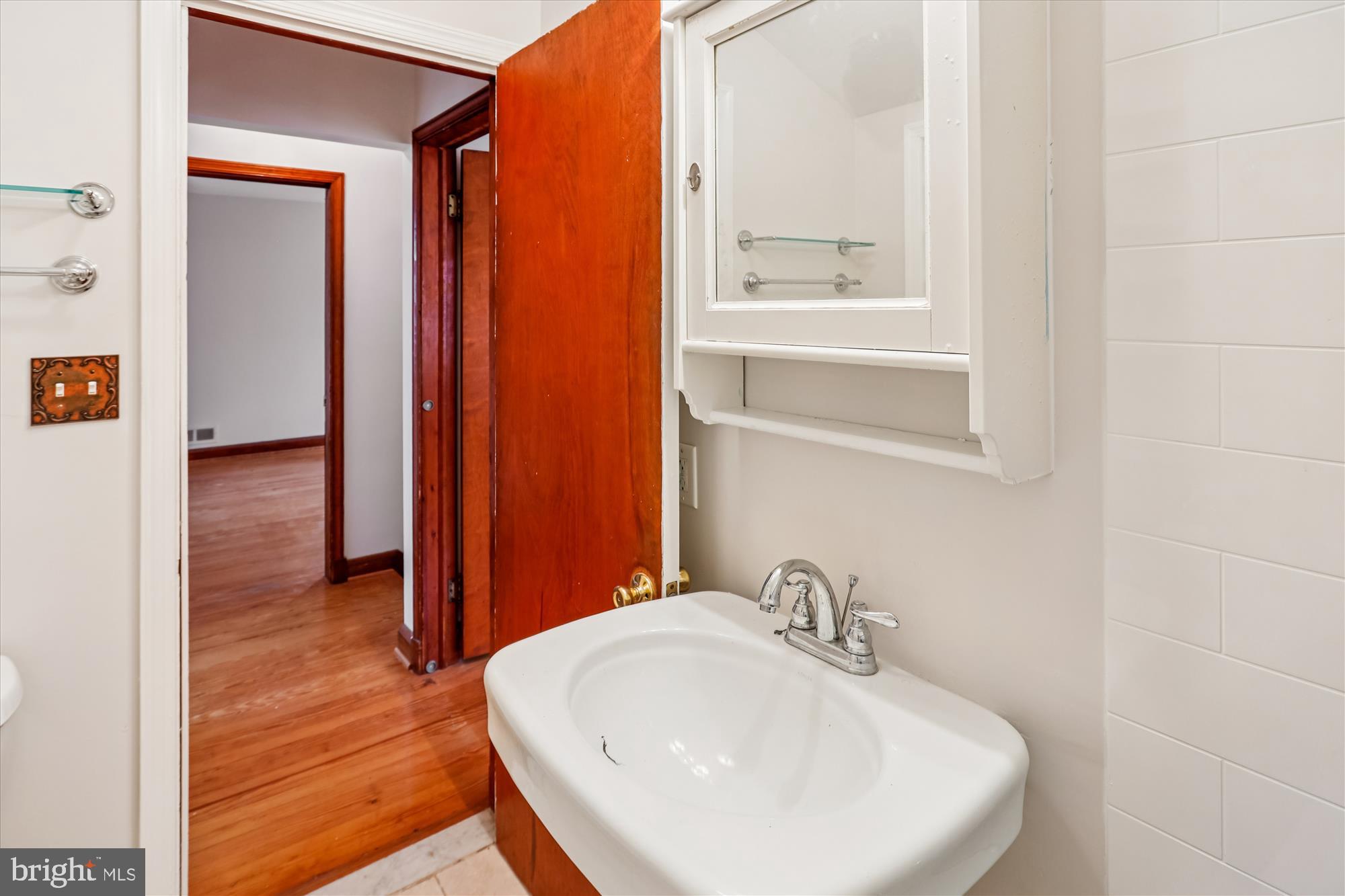 229 Gralan Road Baltimore, MD 21228 - Photo 35 of 89 Upper level full bath