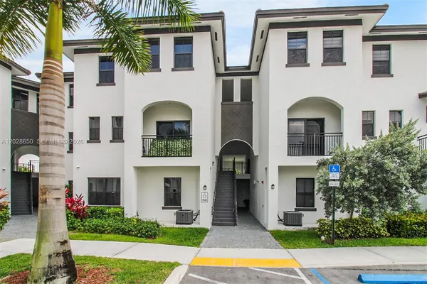 $2,700 | 15540 Southwest 136th Street, Unit 4216, Miami, FL 33196