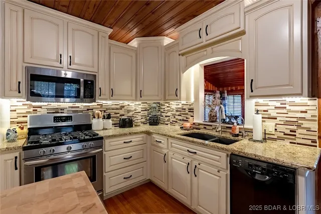 $340,000 | 203 North Lake Street, Linn Creek, MO 65052