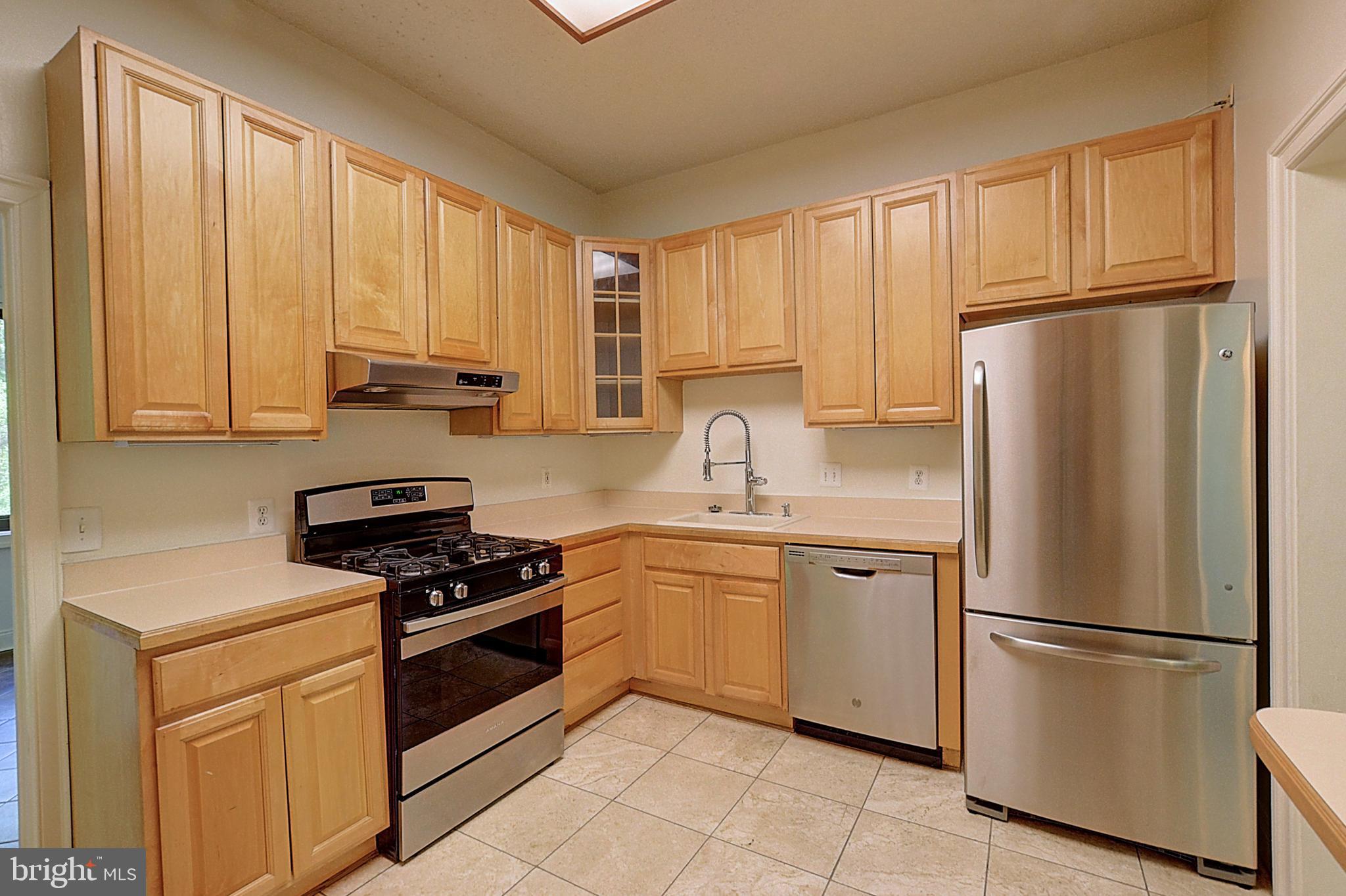 5225 Pooks Hill Road, Unit C28N Bethesda, MD 20814 - Photo 7 of 28 Kitchen