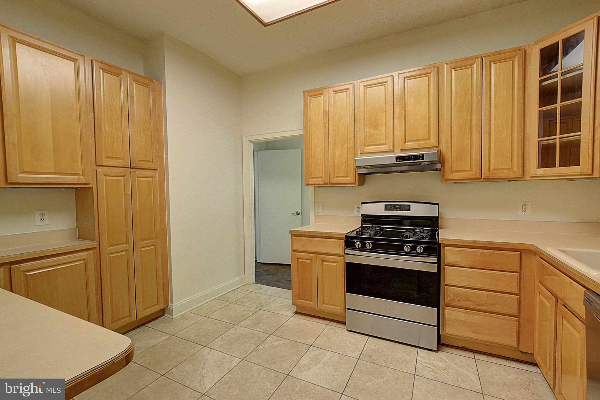 5225 Pooks Hill Road, Unit C28N Bethesda, MD 20814 - Photo 8 of 28 Kitchen