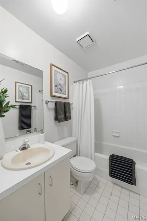 $169,900 | 5845 Nina Place, Unit 2W, St. Louis, MO 63112