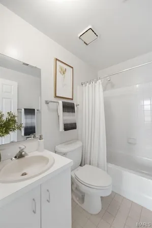 $169,900 | 5845 Nina Place, Unit 2W, St. Louis, MO 63112
