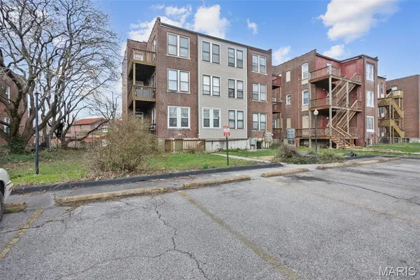 $169,900 | 5845 Nina Place, Unit 2W, St. Louis, MO 63112