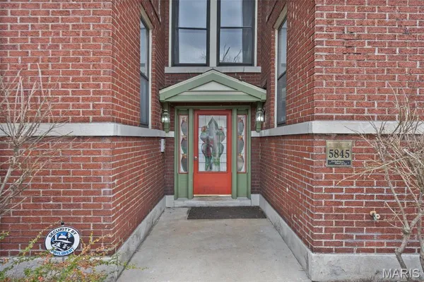 $169,900 | 5845 Nina Place, Unit 2W, St. Louis, MO 63112