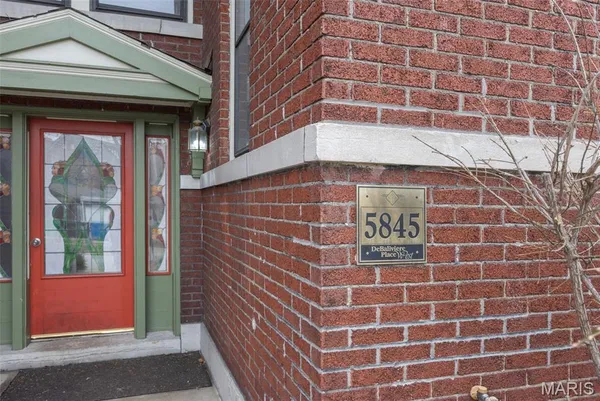 $169,900 | 5845 Nina Place, Unit 2W, St. Louis, MO 63112