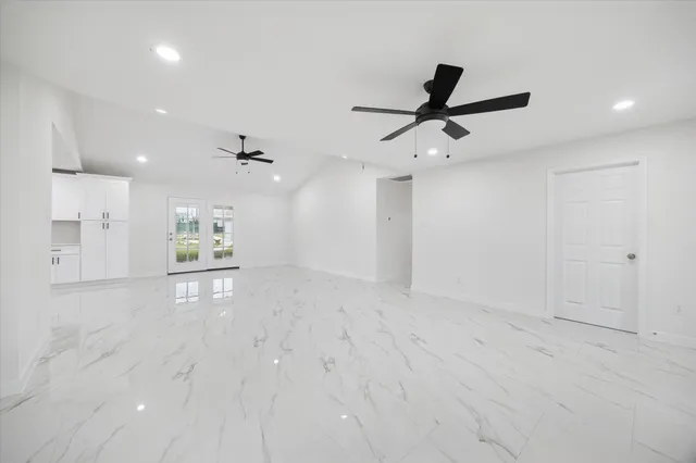 a view of a livingroom with a ceiling fan