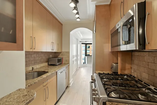 $999,999 | 1725 York Avenue, Unit 33H | Upper East Side