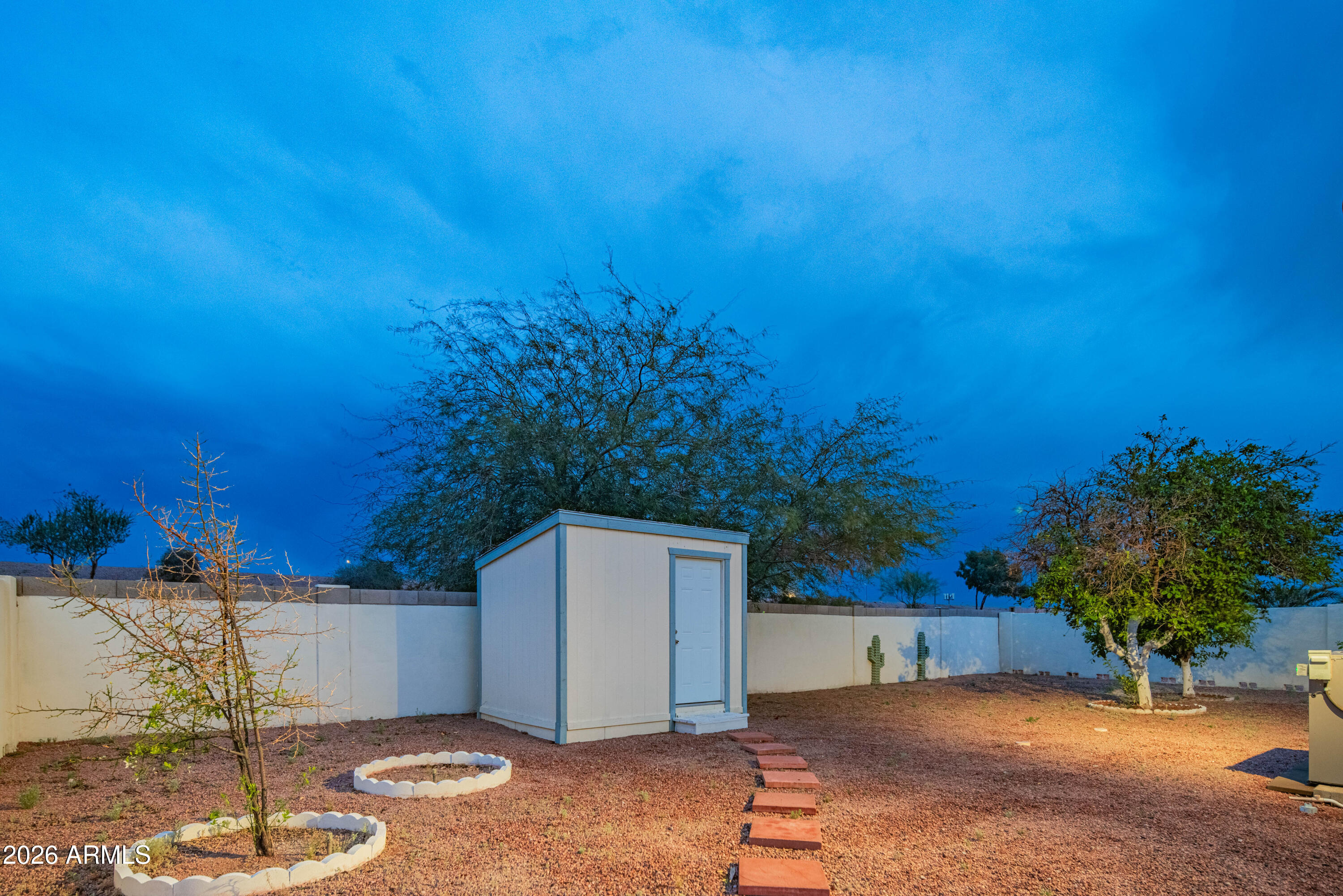 633 South 87th Place Mesa, AZ 85208 - Photo 10 of 55 a backyard of a house with plants and tree