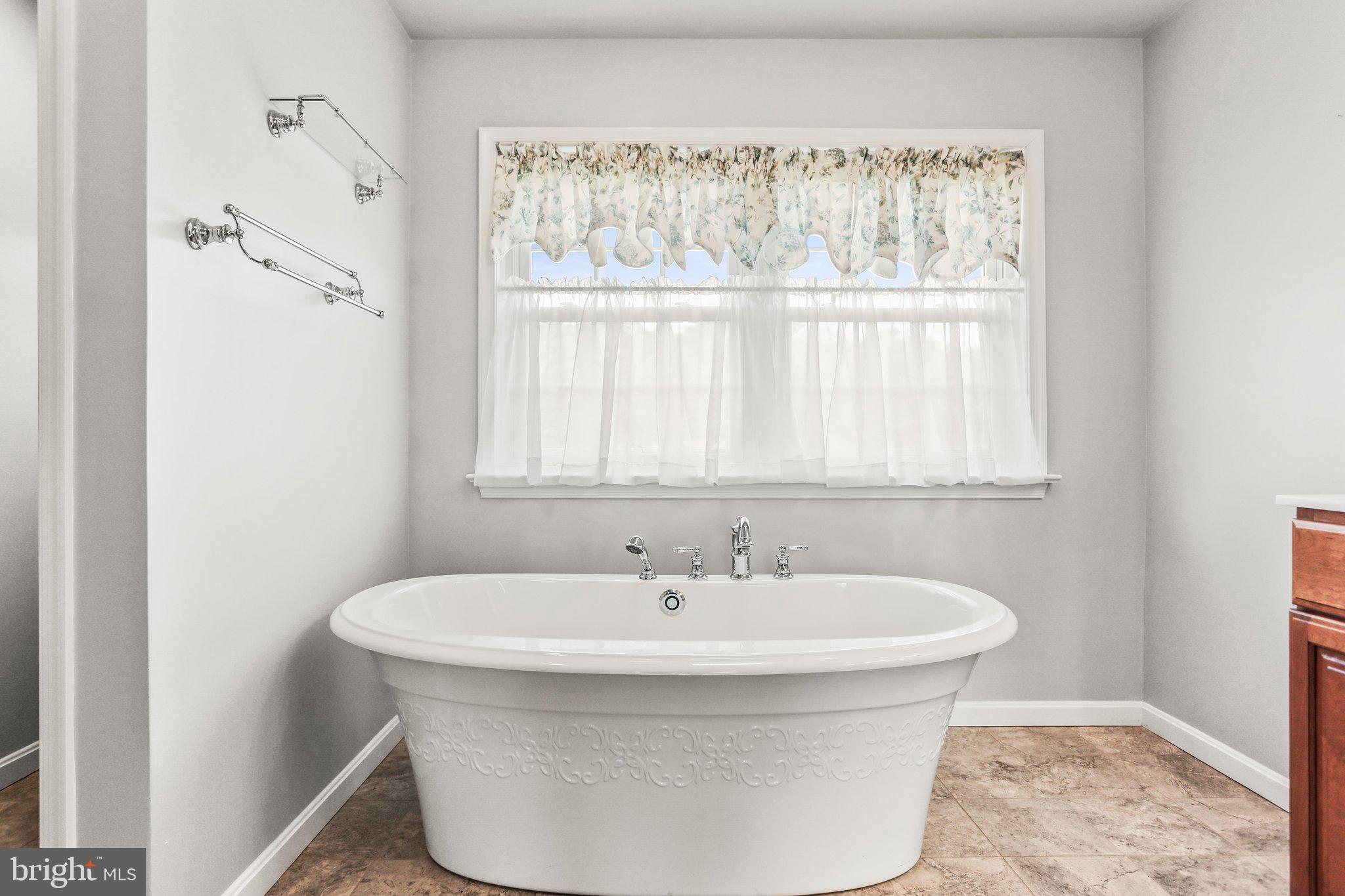 140 White Road Gettysburg, PA 17325 - Photo 31 of 59 Soaking tub