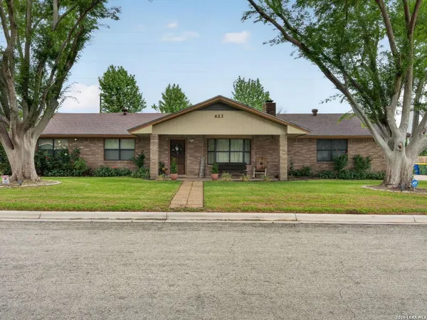 $2,300 | 623 Oakland Avenue, Gonzales, TX 78629