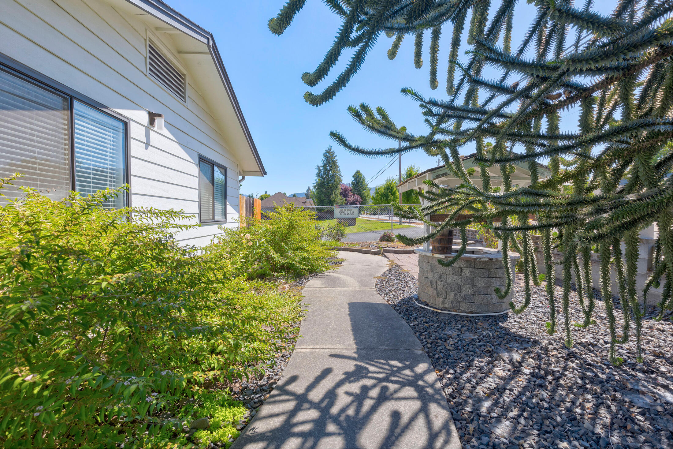 946 West Harbeck Road Grants Pass, OR 97527 - Photo 28 of 31 Front Yard