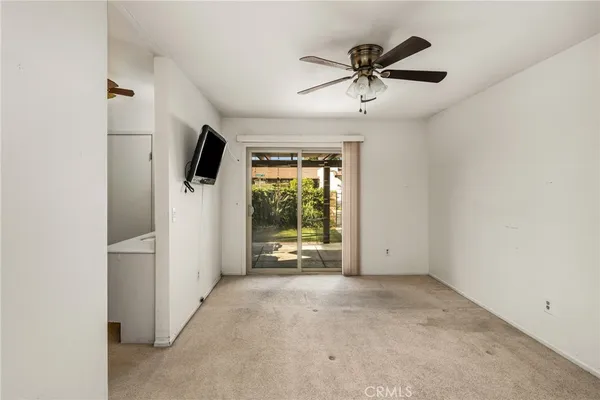 a view of empty room with a ceiling fan
