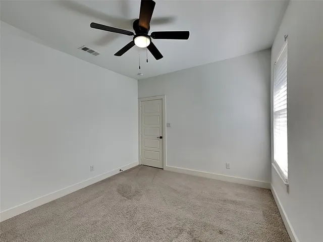 en empty room with ceiling fan