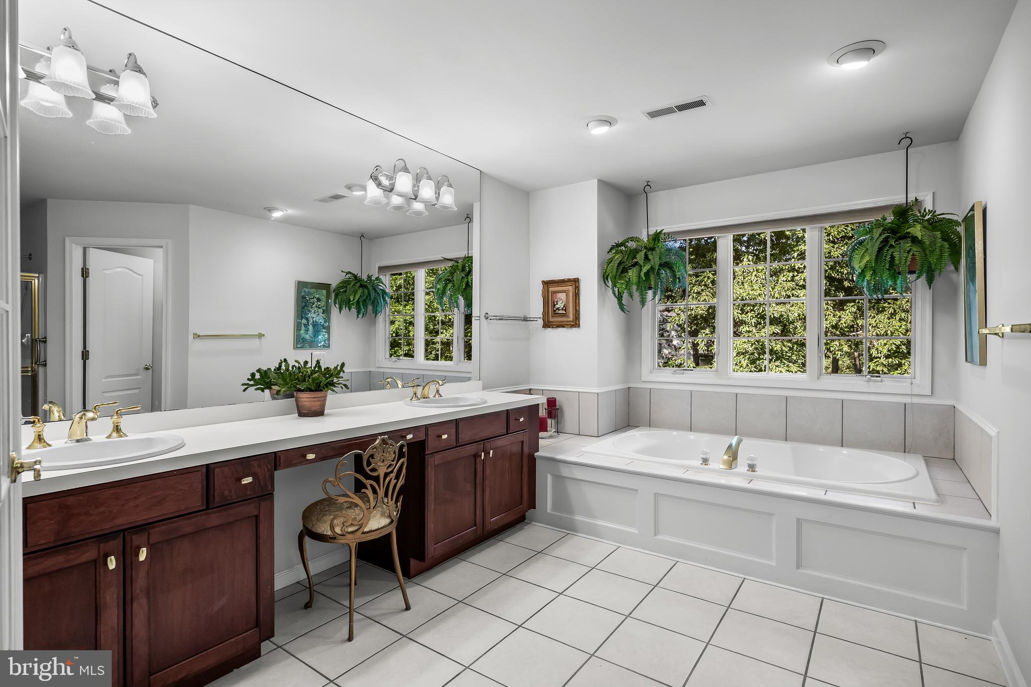 2 Franklin Court Southampton, NJ 08088 - Photo 31 of 43 Primary bath