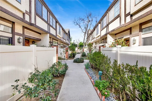 a view of a pathway with house on both side
