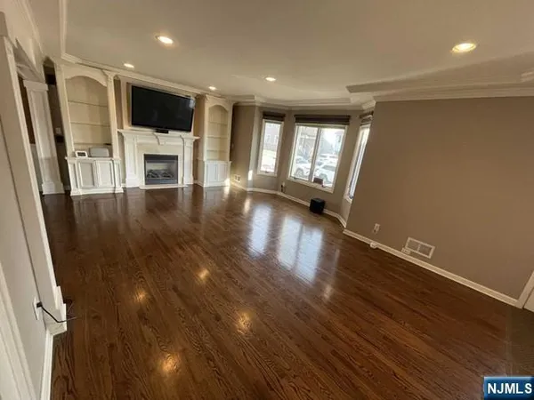 $3,500 | 35 Orchard Street, Elmwood Park, NJ 07407