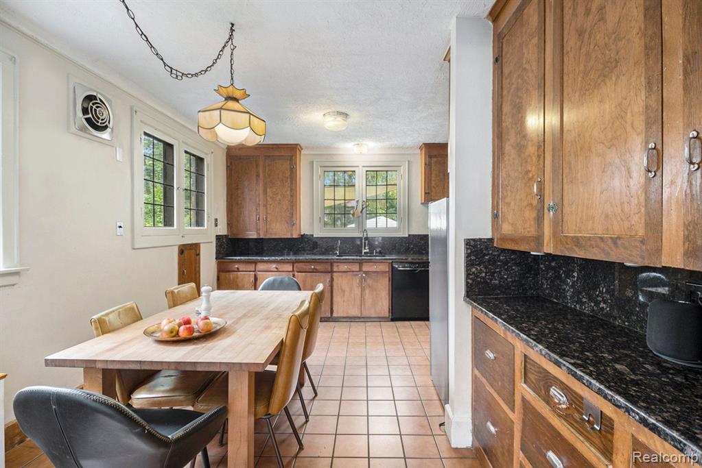 1332 Bedford Road Grosse Pointe Park, MI 48230 - Photo 17 of 39