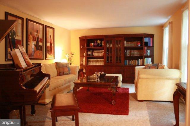 12251 Angel Wing Court Reston, VA 20191 - Photo 4 of 29 Living Room