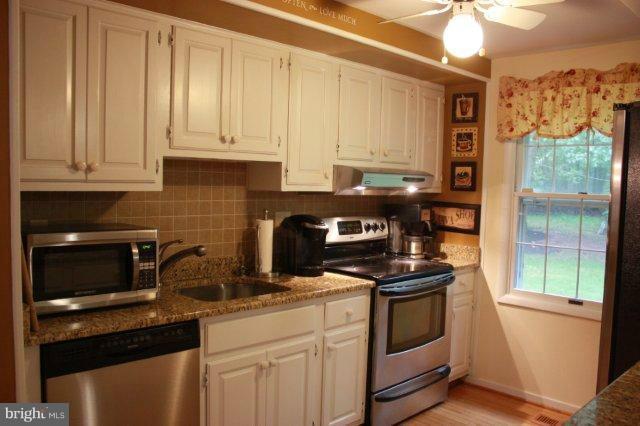 12251 Angel Wing Court Reston, VA 20191 - Photo 8 of 29 Kitchen