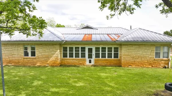 a view of front of a house with a yard