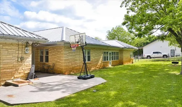 a view of a house with a backyard