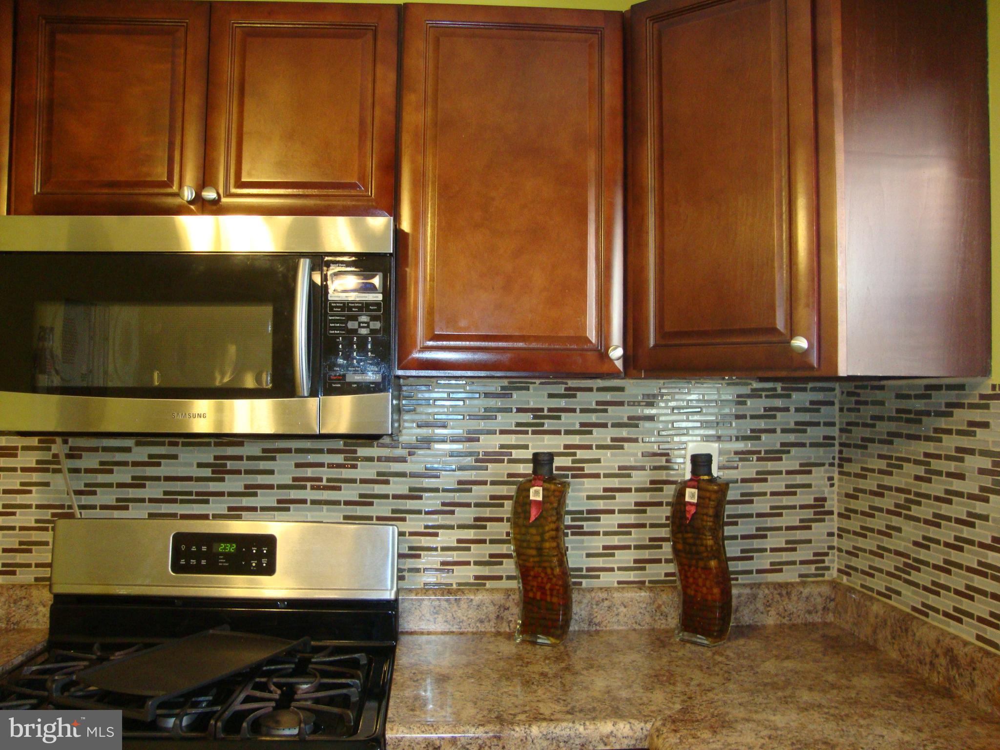 328 Laburnum Road Edgewood, MD 21040 - Photo 10 of 41 Glass Mosaic Tile Back splash