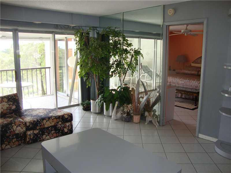 3920 Inverrary Boulevard, Unit C507 Lauderhill, FL 33319 - Photo 3 of 25 Living Room