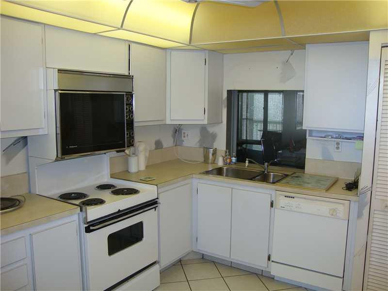 3920 Inverrary Boulevard, Unit C507 Lauderhill, FL 33319 - Photo 5 of 25 Kitchen