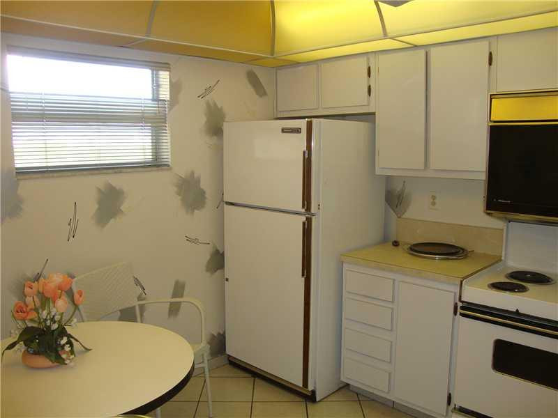 3920 Inverrary Boulevard, Unit C507 Lauderhill, FL 33319 - Photo 6 of 25 Kitchen