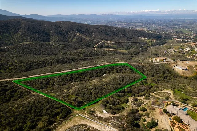 a view of a dry yard