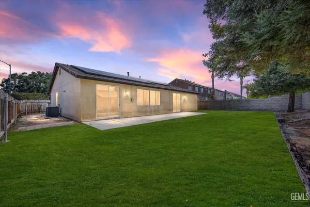 a view of a back yard