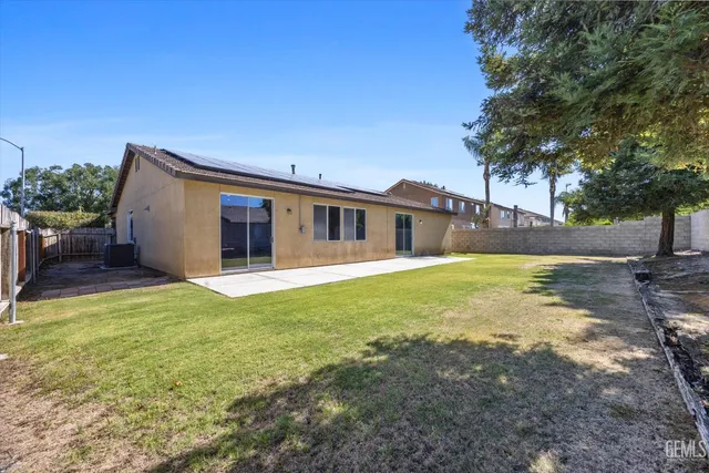 a view of a backyard