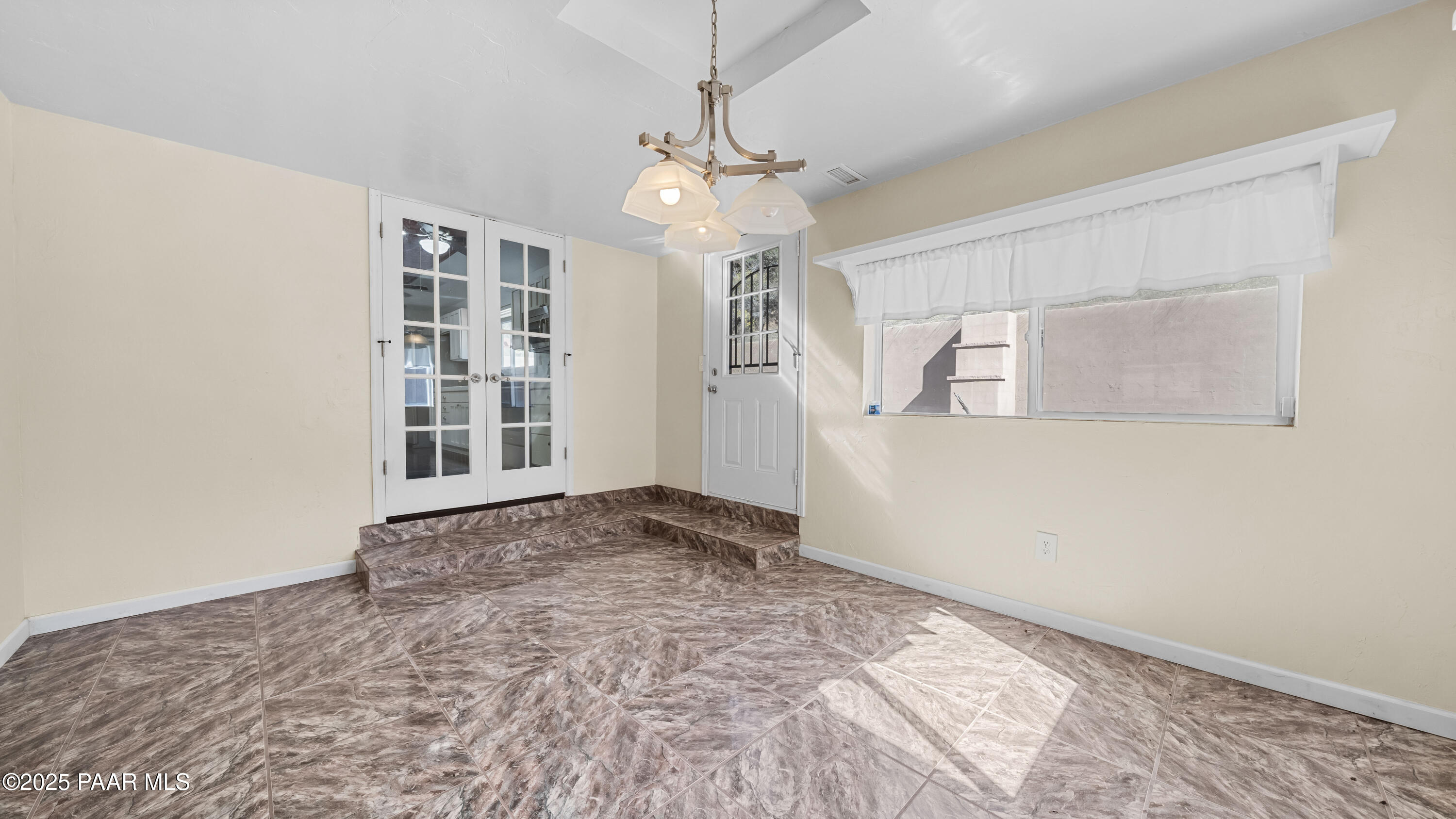 249 South Lynx Creek Road Prescott, AZ 86303 - Photo 21 of 124 a view of an empty room with a window