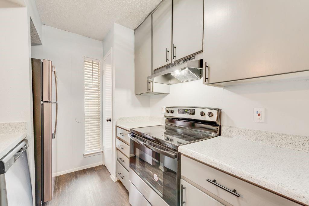 5514 Boca Raton Boulevard, Unit 438 Fort Worth, TX 76112 - Photo 9 of 25 a kitchen with stainless steel appliances a stove and a refrigerator