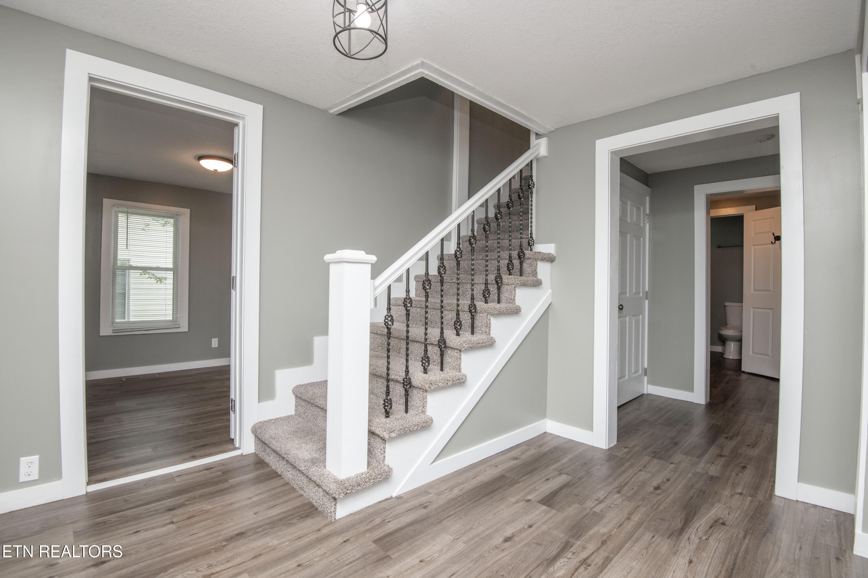 912 Medaris Street Clinton, TN 37716 - Photo 7 of 44 foyer