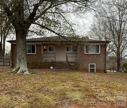 $325,000 | 829 4th Avenue Southwest, Hickory, NC 28602