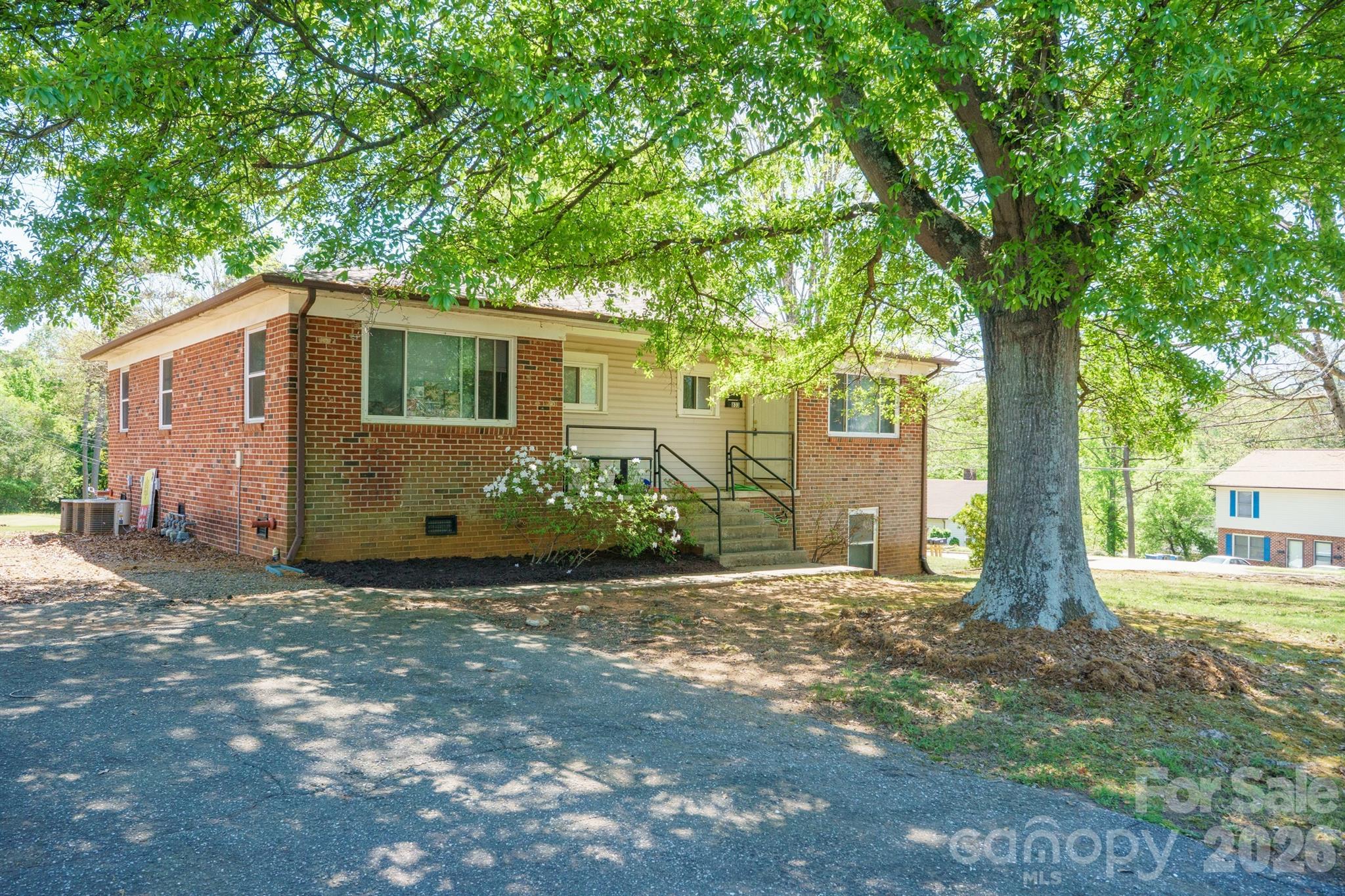 829 4th Avenue Southwest Hickory, NC 28602 - Photo 1 of 16