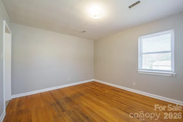 $325,000 | 829 4th Avenue Southwest, Hickory, NC 28602